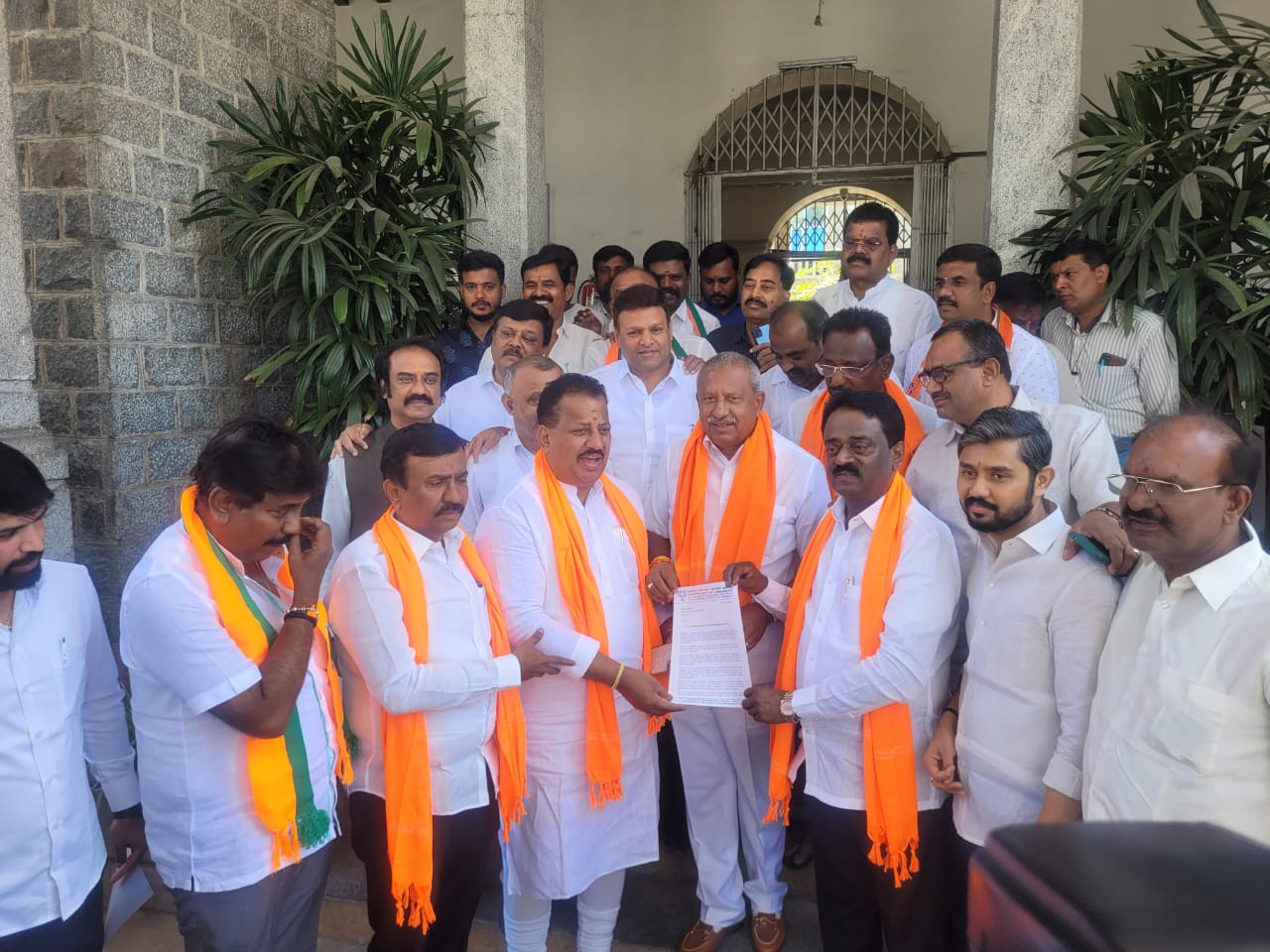 The Bengaluru BJP delegation filed a complaint with the BBMP Commissioner 11-02-2024