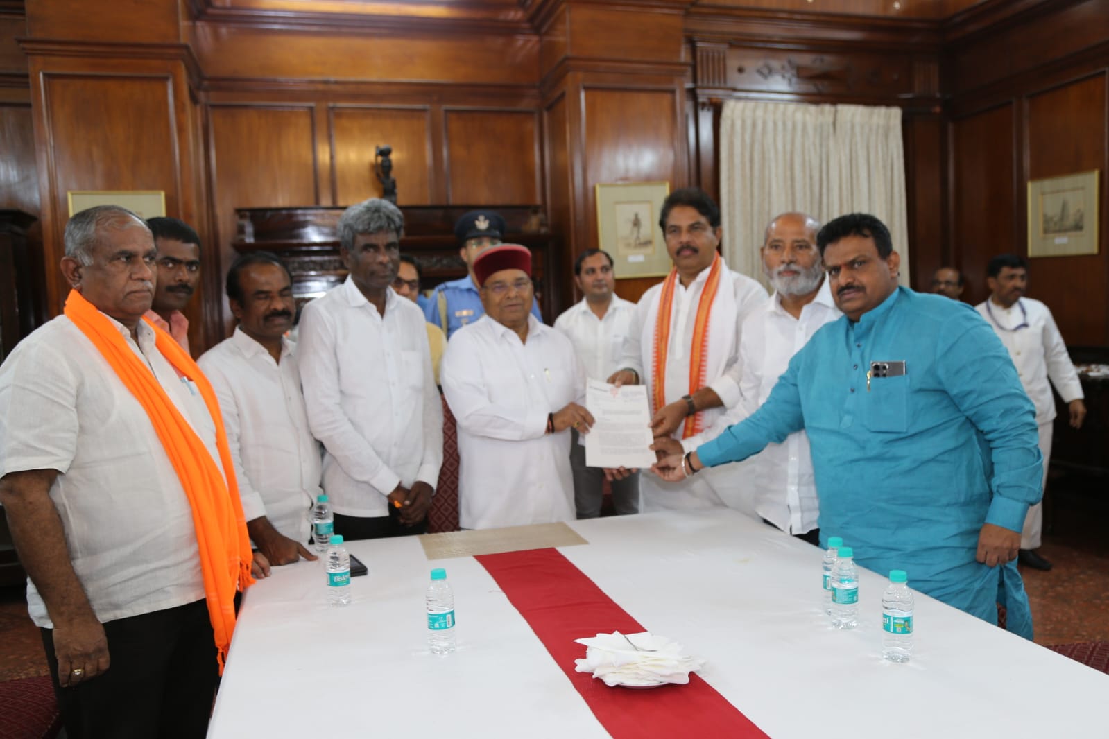 BJP delegation appeals to the governor to dismiss the Congress government in the state