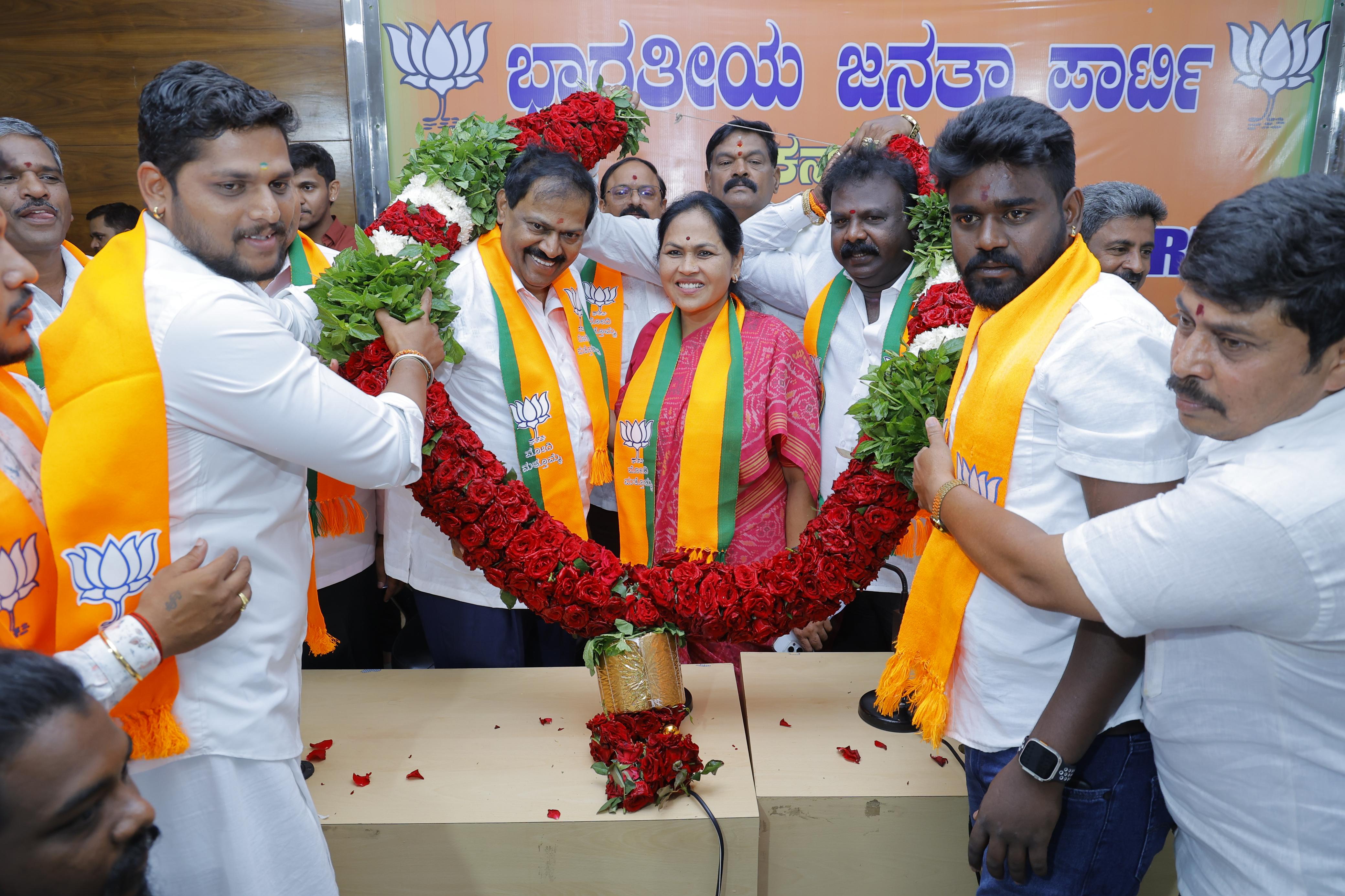 Ex MLA Akhand Srinivasamurthy joins BJP	