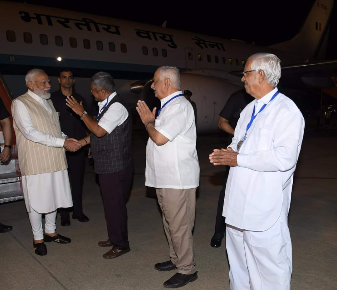  Former Chief Minister Mr. Jagdish Shettar and other dignitaries welcomed the Prime Minister Shri Narendra Modi who arrived at Kundanagari Belgaum for Lok Sabha election campaign.
