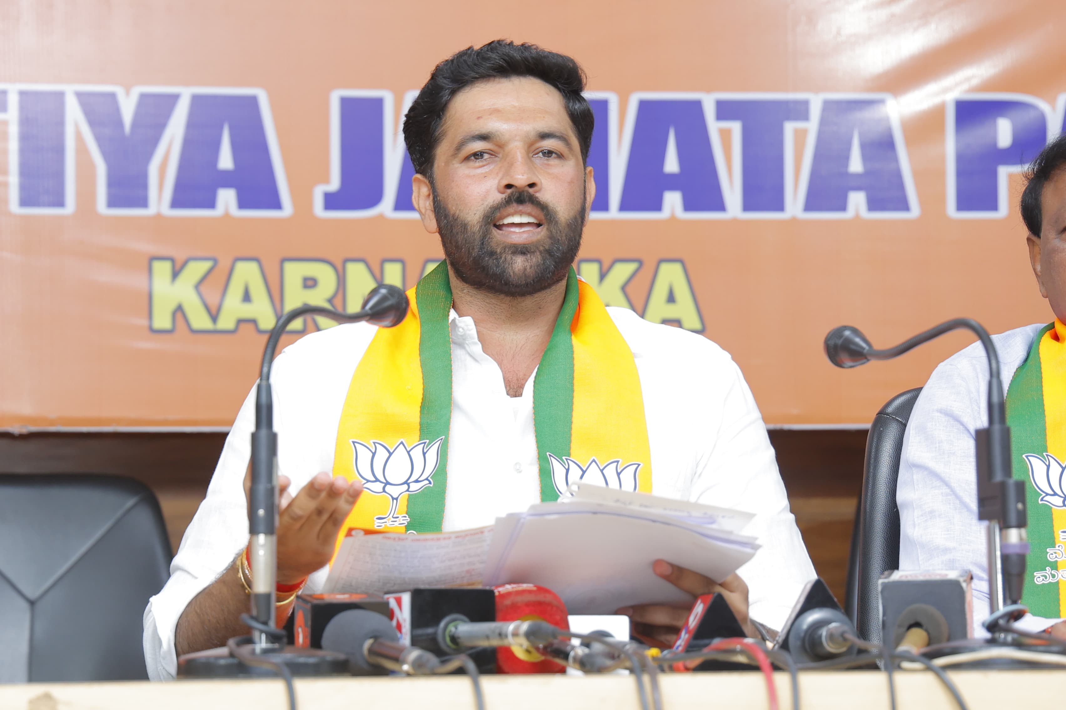Bangaru Hanumantu demands resignation of CM, Sharan Prakash Patil, Chairman of Corporation