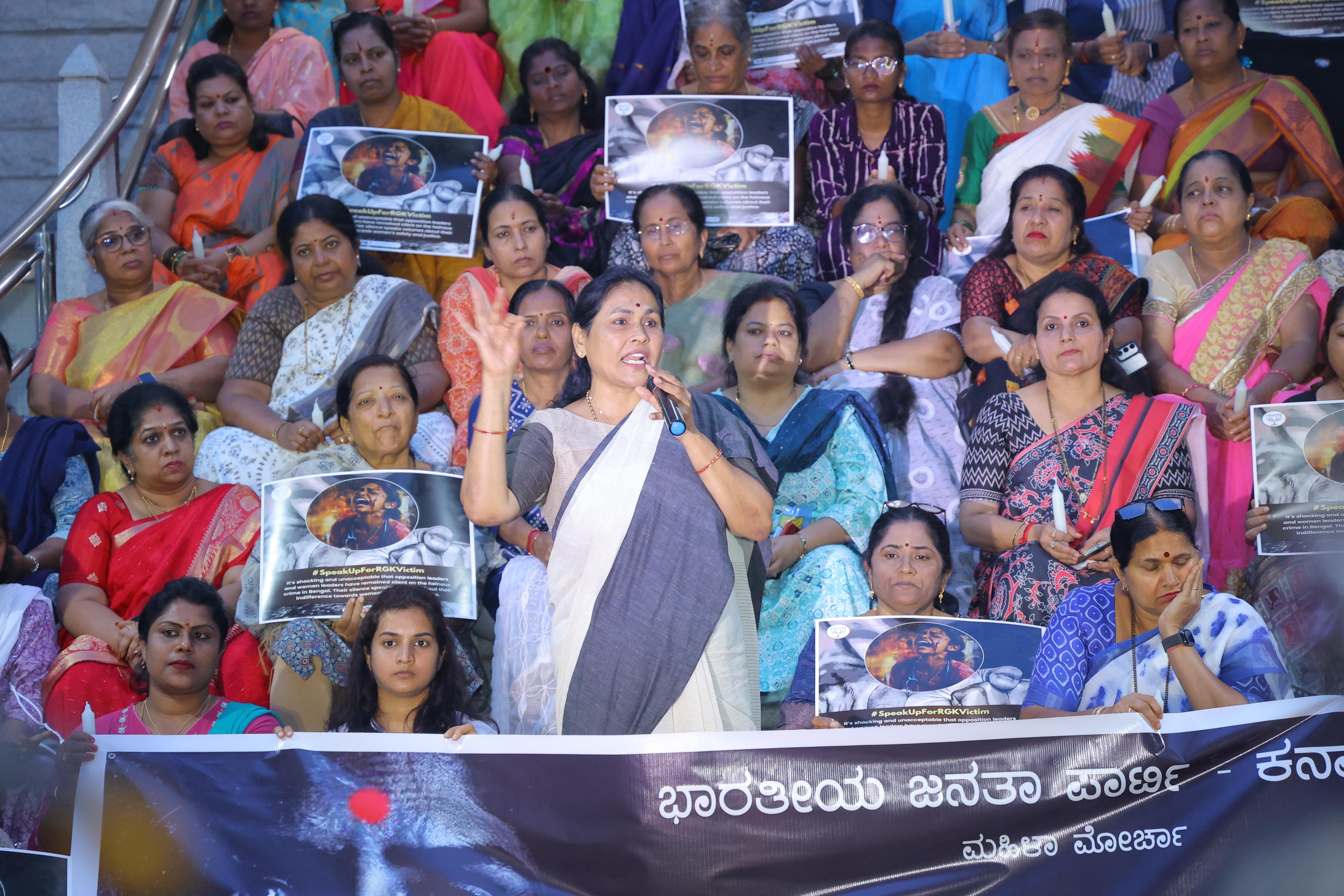 ಮಮತಾ ಬ್ಯಾನರ್ಜಿ ರಾಜೀನಾಮೆ ಕೊಟ್ಟು ತೊಲಗಲು ಆಗ್ರಹ ಹೆಣ್ಮಕ್ಕಳ ಮೇಲಿನ ದೌರ್ಜನ್ಯ ಗಂಭೀರವಾಗಿ ಪರಿಗಣಿಸಲು ಇನ್ನೆಷ್ಟು ಬಲಿ ಬೇಕು: ಶೋಭಾ ಕರಂದ್ಲಾಜೆ