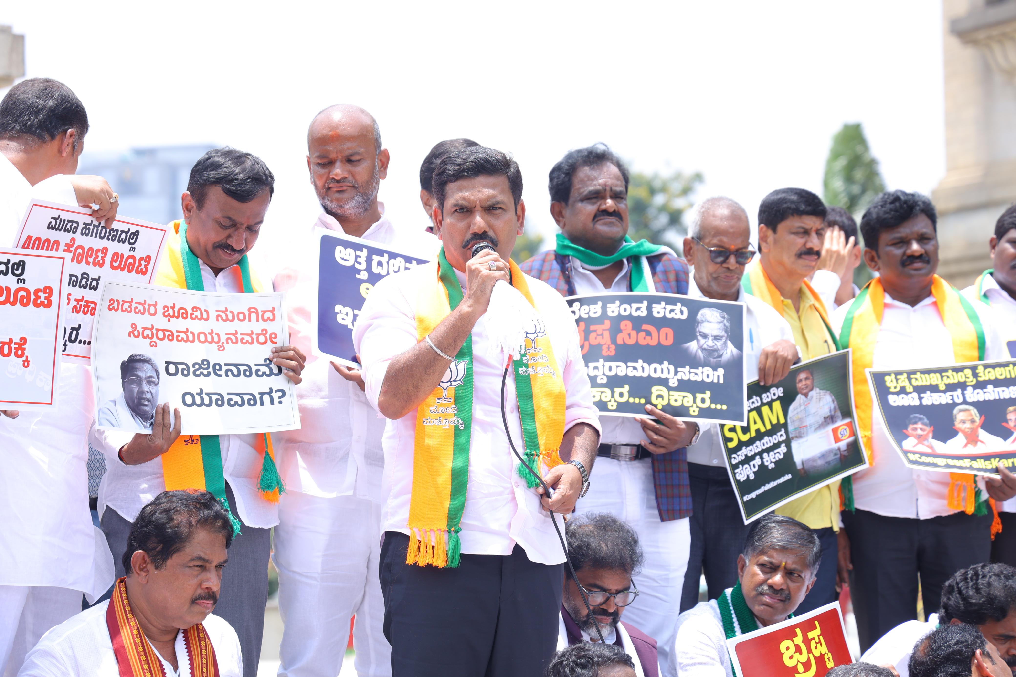 ಇಂದು ಗಾಂಧಿ ಪ್ರತಿಮೆ ಬಳಿ ನಡೆದ ಬಿಜೆಪಿ- ಜೆಡಿಎಸ್ ಪ್ರತಿಭಟನೆ