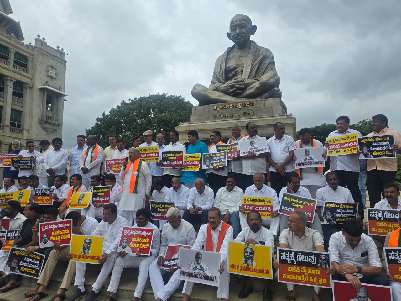 ವಿಧಾನಸೌಧದ ಗಾಂಧಿ ಪ್ರತಿಮೆ ಬಳಿ ಬಿಜೆಪಿ ಪ್ರತಿಭಟನೆ