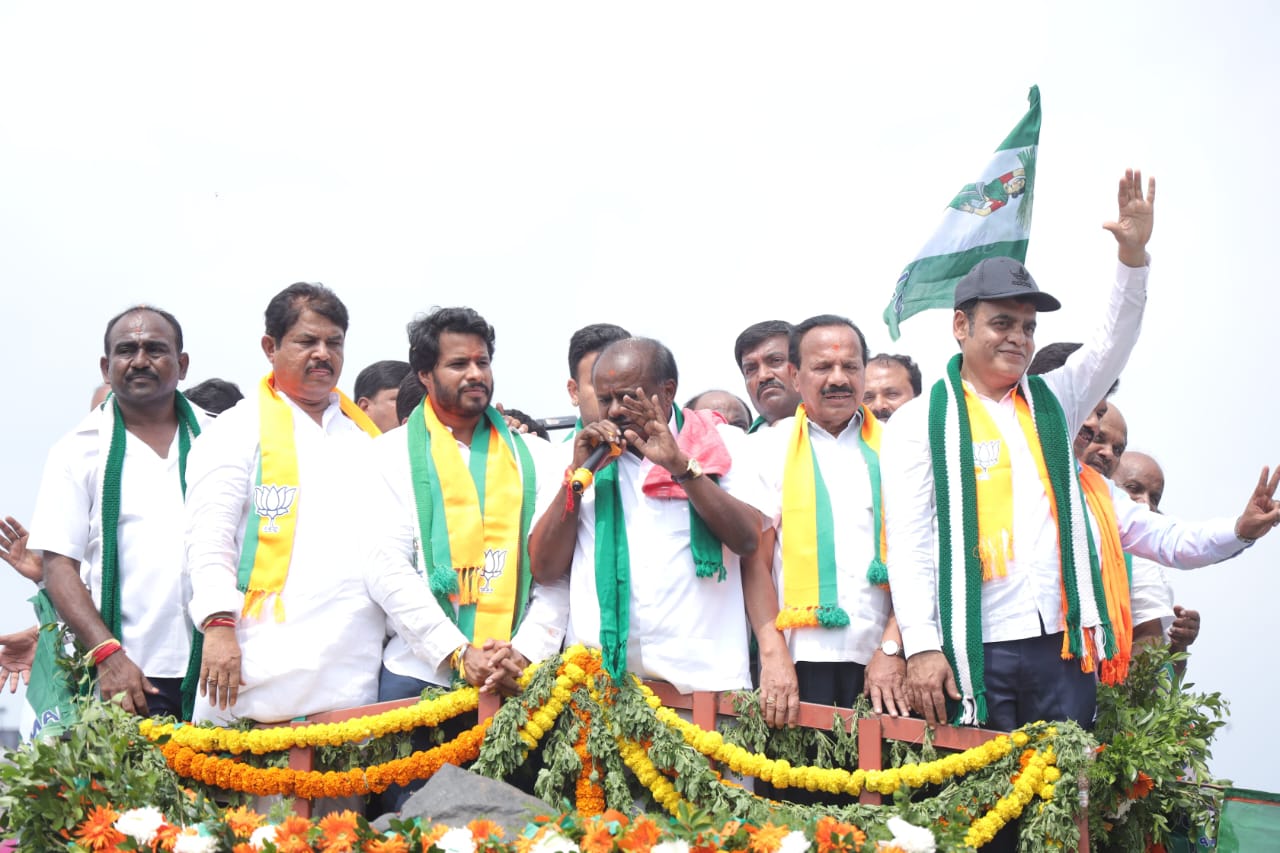 ಎನ್‌ಡಿಎ ಅಭ್ಯರ್ಥಿ ನಿಖಿಲ್ ಕುಮಾರಸ್ವಾಮಿ ನಾಮಪತ್ರ ಸಲ್ಲಿಕೆ