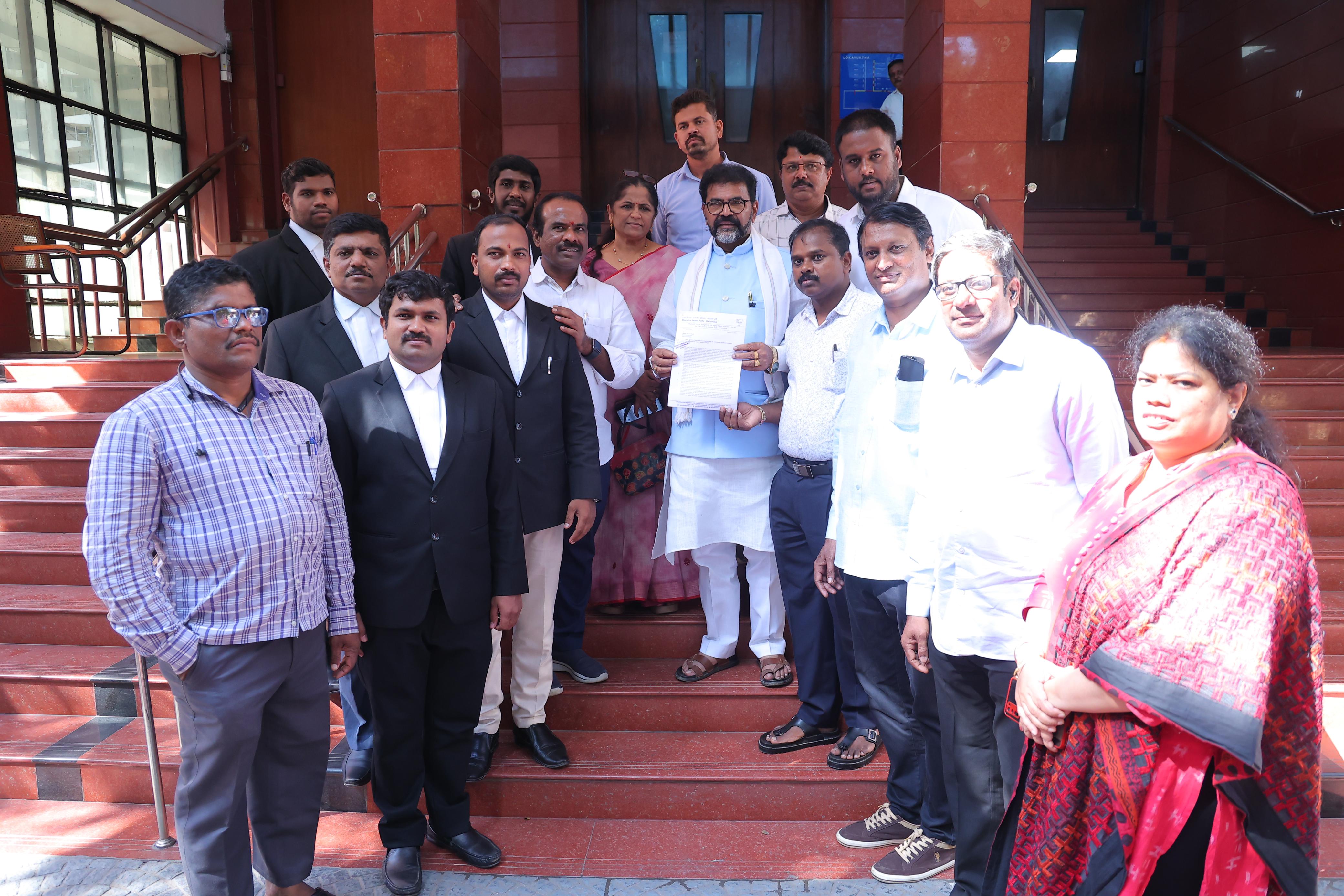 ರಾಜ್ಯದ ಆರೋಗ್ಯ ಸಚಿವರು ಕೂಡಲೇ ರಾಜೀನಾಮೆ ನೀಡಲಿ ಬಾಣಂತಿಯರು, ಶಿಶುಗಳ ಸಾವು: ಲೋಕಾಯುಕ್ತರಿಗೆ ಮನವಿ ಸಲ್ಲಿಸಿದ ಬಿಜೆಪಿ ರಾಜ್ಯ ನಿಯೋಗ