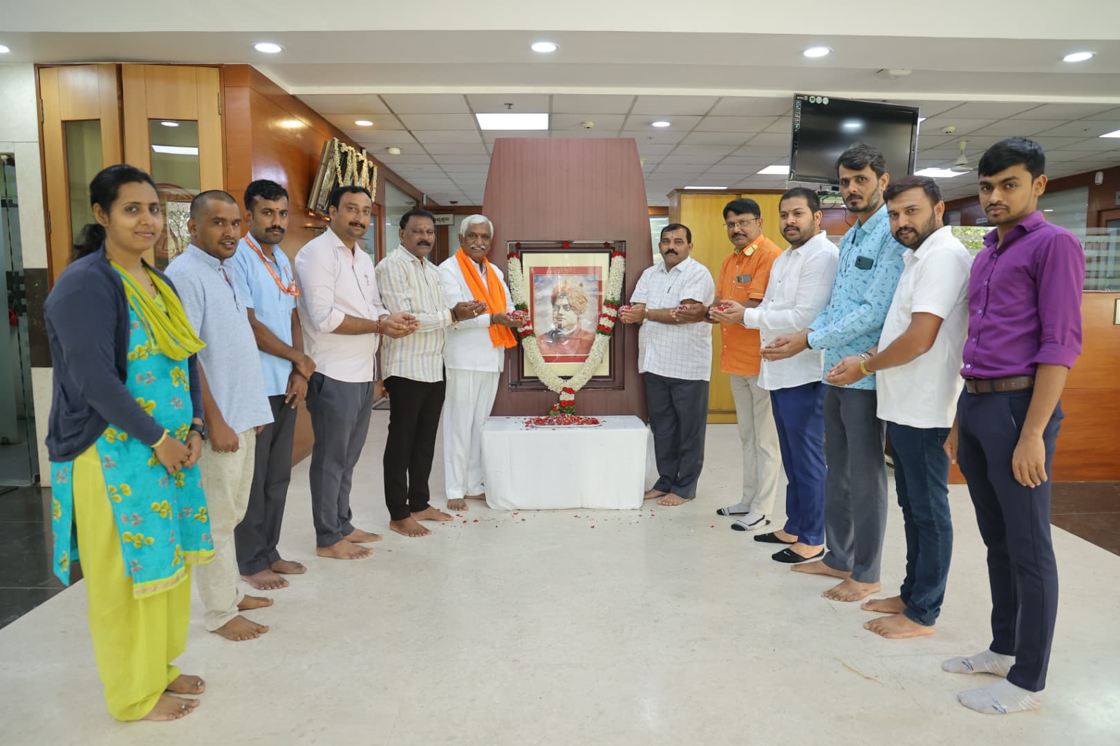 ಚಿತ್ರ ಶೀರ್ಷಿಕೆ ವಿವೇಕಾನಂದ ಜಯಂತಿ- ಪುಷ್ಪಾರ್ಚನೆ