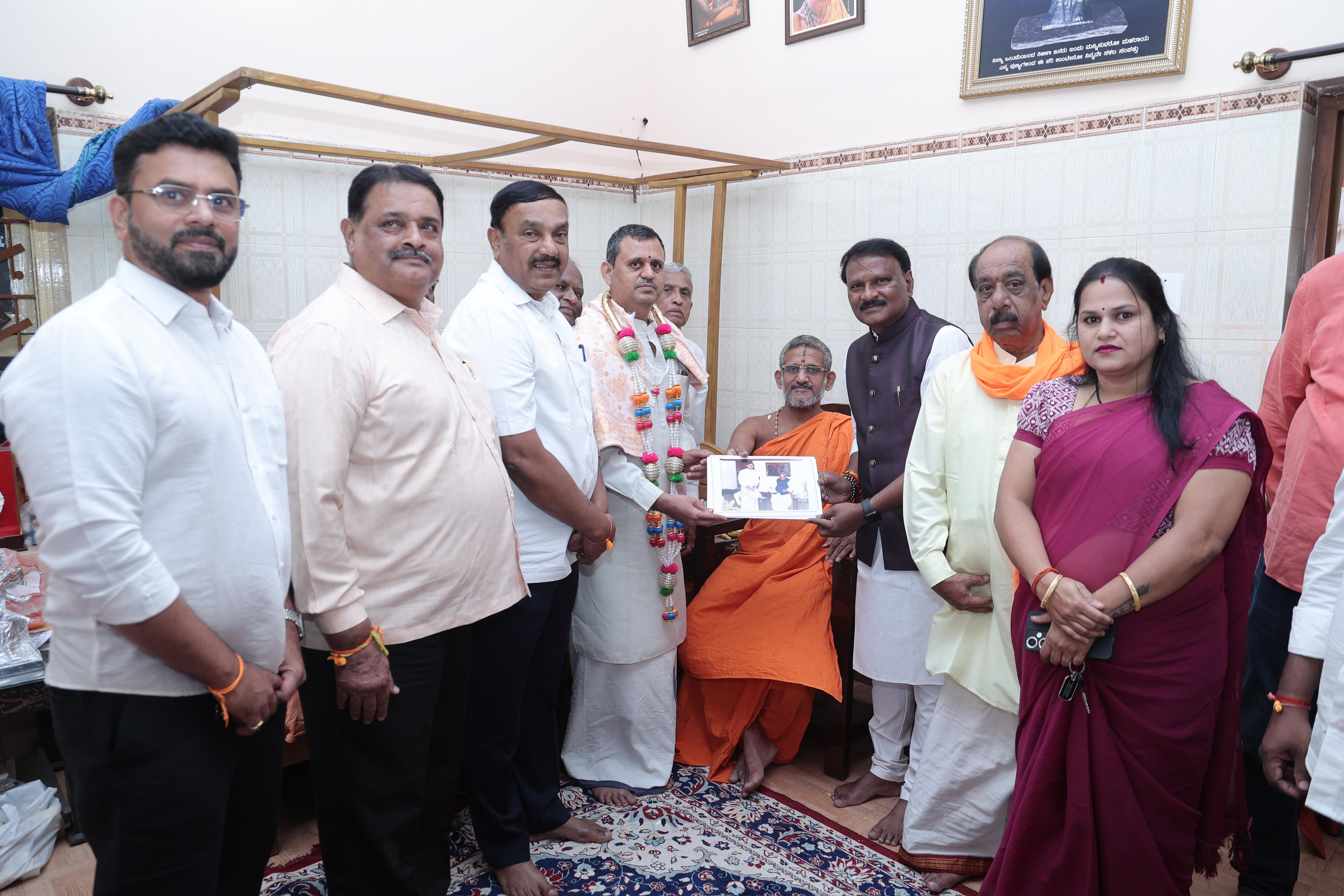 Collection of information on Atalji's Companionship with the Pejawar Shree