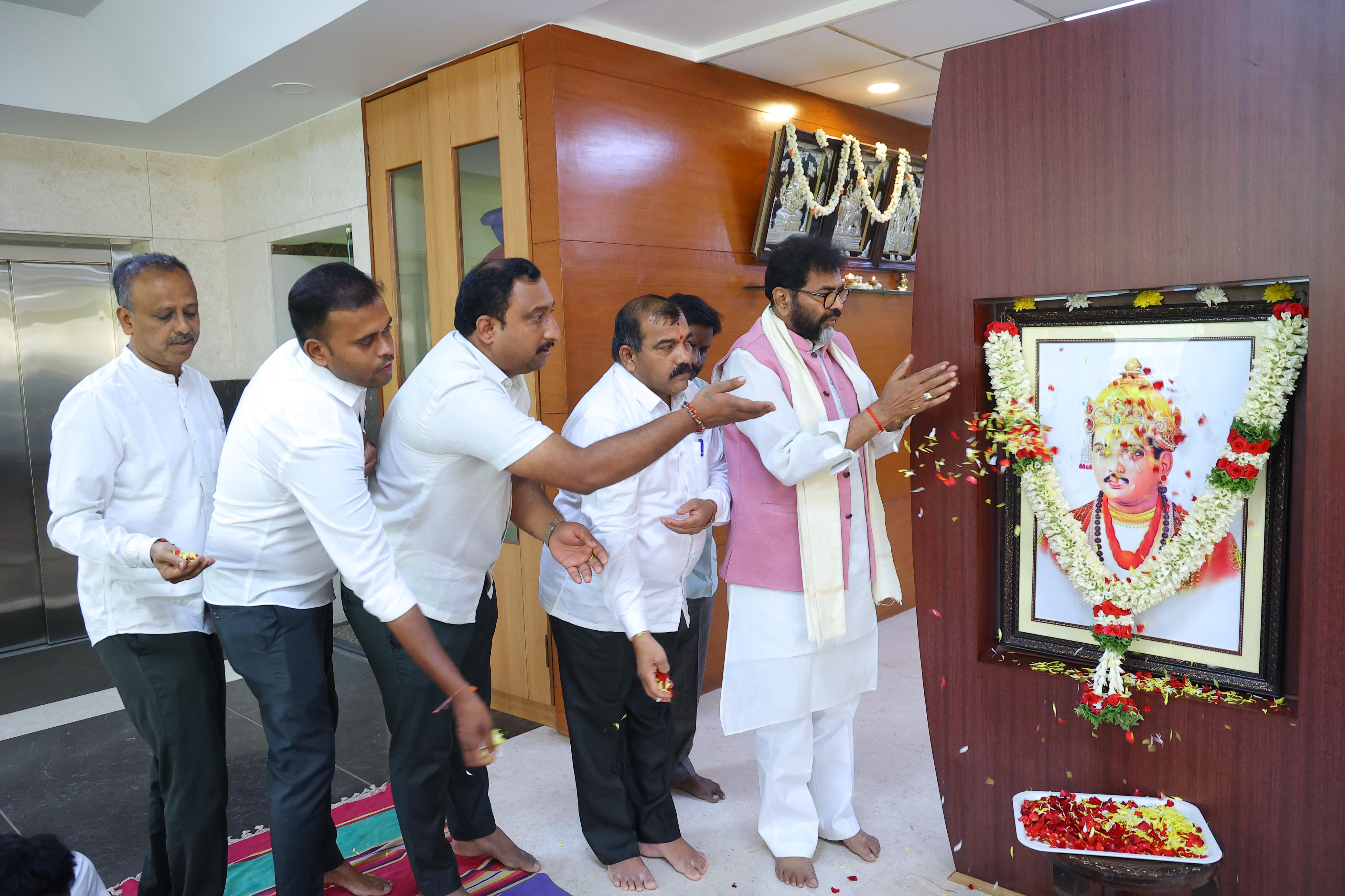Jagajyoti Basavanna's birth anniversary celebrated at BJP state office