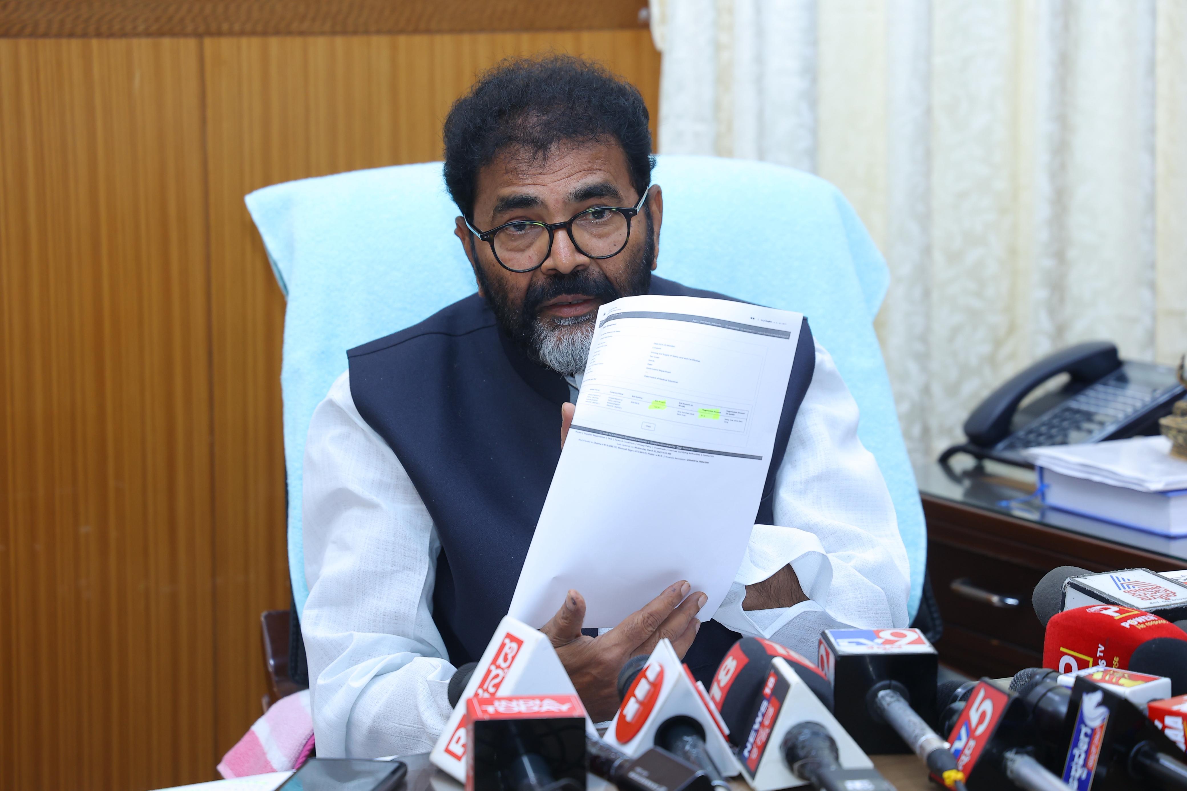 A blacklisted company which does not do any printing work is looted through illegal tender - Chalavadi Narayanaswamy criticizes