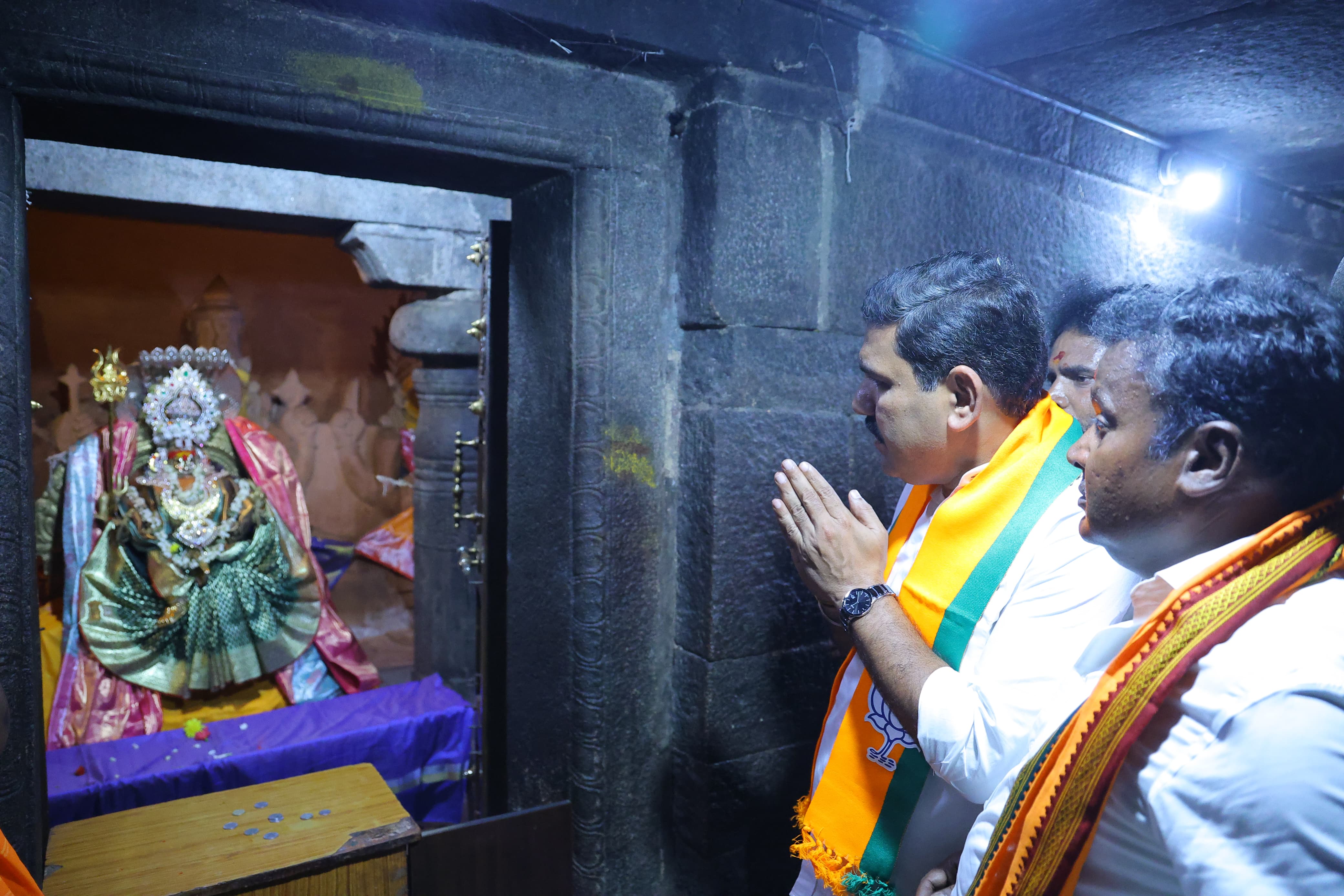 Puja, prayer at Sri Kolaramma Temple, Kolar